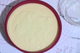 将他们倒入模具中，并提起模具轻轻震一下，这样能震掉蛋糕糊里的大气泡。