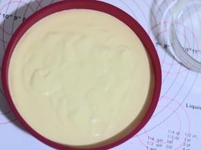 将他们倒入模具中，并提起模具轻轻震一下，这样能震掉蛋糕糊里的大气泡。