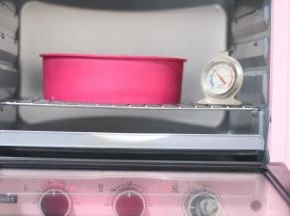 放入烤箱预热好后的烤箱中，150度，30分钟。