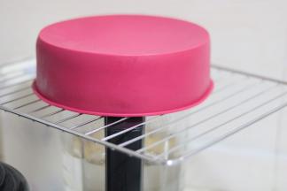 烤好的蛋糕记得要拿出来倒扣，直到完全凉透了才脱模。