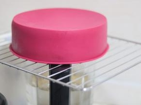 烤好的蛋糕记得要拿出来倒扣，直到完全凉透了才脱模。