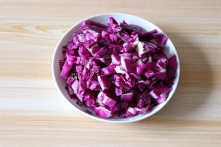 紫甘蓝洗净切小块；