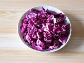 紫甘蓝洗净切小块；