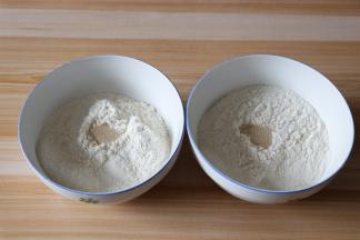 将面粉分别倒入2个大碗内，每个碗装200g面粉，各加入20g白糖、2g干酵母粉；