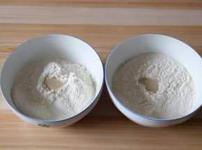 将面粉分别倒入2个大碗内，每个碗装200g面粉，各加入20g白糖、2g干酵母粉；
