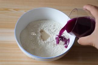 其中一个碗内倒入备用的紫甘蓝汁；