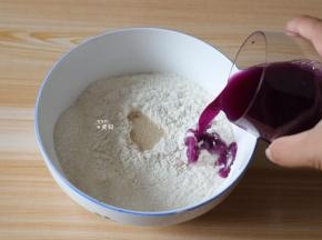 其中一个碗内倒入备用的紫甘蓝汁；