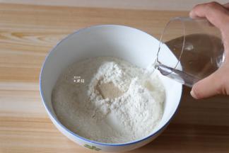 另一个碗内倒入水；