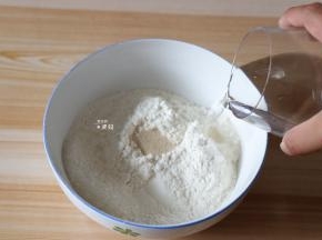 另一个碗内倒入水；