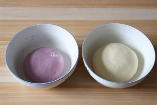 分别揉成光滑的面团；