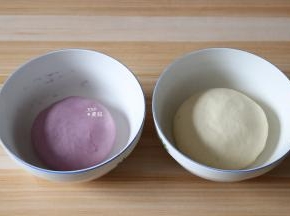 分别揉成光滑的面团；