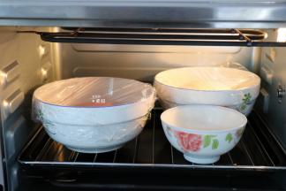 包上保鲜膜，放进烤箱，开启发酵功能，也可以直接放在潮湿温暖的地方发酵；