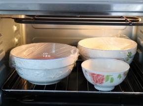 包上保鲜膜，放进烤箱，开启发酵功能，也可以直接放在潮湿温暖的地方发酵；