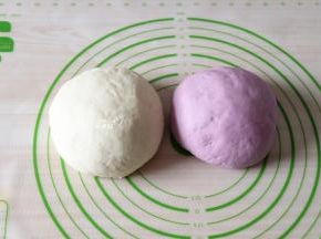 继续分别揉面排气再滚圆；