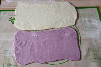 用擀面杖一一擀成大小差不多的长方形；