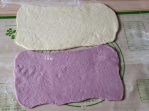 用擀面杖一一擀成大小差不多的长方形；