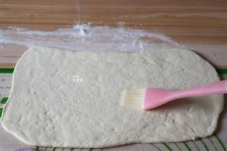 在白色面皮上刷一些水；