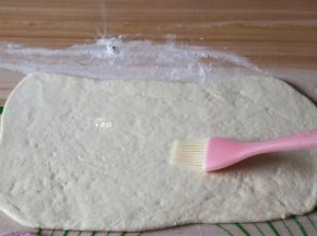 在白色面皮上刷一些水；