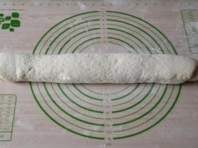 紧紧卷起，边沿收口收好；