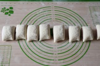 用刮刀切成一个个馒头坯；