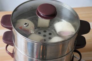 放进蒸锅里，盖上锅盖继续二次发酵半小时；