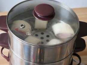 放进蒸锅里，盖上锅盖继续二次发酵半小时；