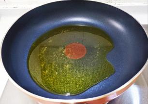 锅里倒入少许油