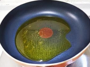 锅里倒入少许油