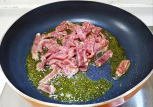 油熟倒入牛排翻炒