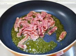 油熟倒入牛排翻炒