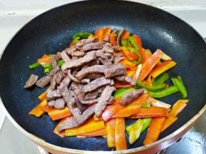 倒入炒过的牛肉