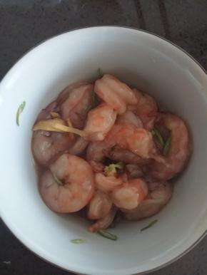 剥壳大虾剔除虾线，放葱 姜 料酒 盐腌制入味