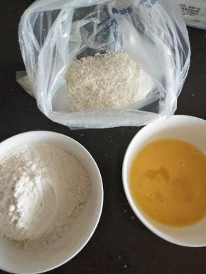 腌制好的大虾先沾生粉，在放入打散的
鸡蛋液中在放入面包糠中裹匀