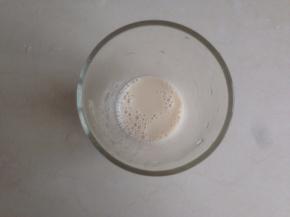 将酵母溶于温水中