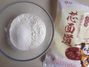 面粉和糖都倒入和面盆里