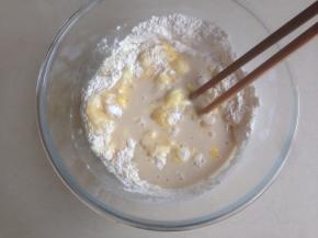 倒入酵母水，用筷子搅拌成絮状