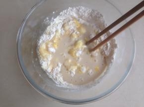 倒入酵母水，用筷子搅拌成絮状
