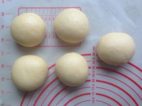 面团发酵好后揉面排气，我大概揉了5分钟，再将面团分成5份，揉成光滑的圆形