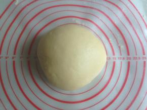 再用手揉成光滑的面团，盖上保鲜膜，在室温下发酵2倍大