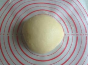 再用手揉成光滑的面团，盖上保鲜膜，在室温下发酵2倍大