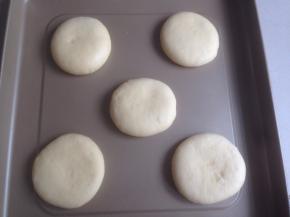 将小面团用手掌压一下，再用擀面棍擀一擀，不用擀太薄，要有点厚度，放在烤盘上