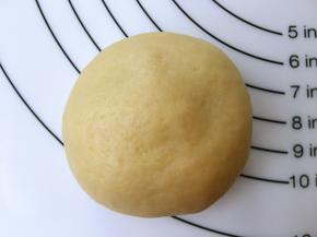 这是包好馅的面包，收口在下