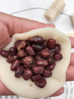 包入红豆馅，像包包子一样的手法捏合封口