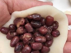 包入红豆馅，像包包子一样的手法捏合封口