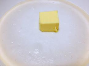 糯米粉加水搅拌均匀上锅蒸二十～三十分钟，出锅趁热加入黄油，搅拌至融合。加盖保鲜膜以免结干皮，晾凉备用