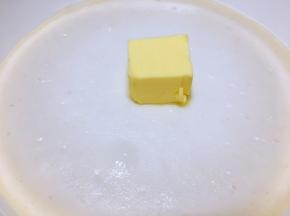 糯米粉加水搅拌均匀上锅蒸二十～三十分钟，出锅趁热加入黄油，搅拌至融合。加盖保鲜膜以免结干皮，晾凉备用