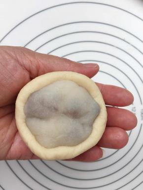 将糯米滋包放进面包面饼中，慢慢往上收口，捏紧