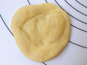 面包饼皮用手掌轻轻按压成中间略厚，四边略薄一些的饼皮