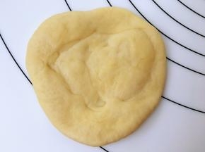 面包饼皮用手掌轻轻按压成中间略厚，四边略薄一些的饼皮