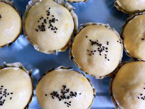 发至两倍大，刷薄薄一层蛋液，撒上黑芝麻